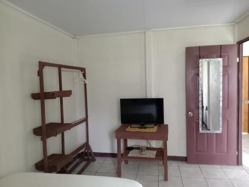 a room with a tv and a desk with a computer at Apartamentos ecológicos in Jiménez
