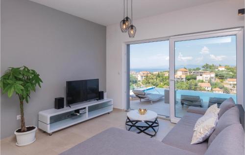 a living room with a couch and a tv at Pet Friendly Home In Prigradica in Prigradica