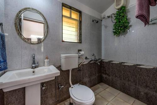 Ένα μπάνιο στο CosmicStays Windchime Homestay at Mulshi