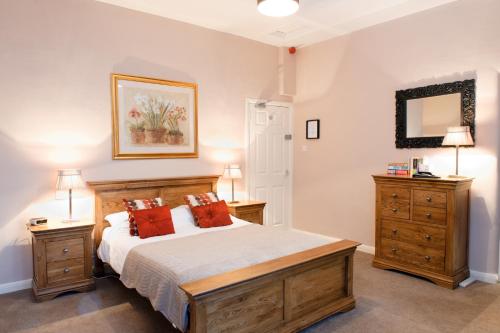 Giường trong phòng chung tại The Chequers Inn