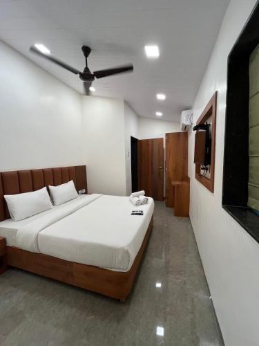 a bedroom with a bed and a ceiling fan at Khushi Riverside Resort & Spa in Mahabaleshwar