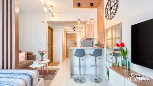 a small apartment with a kitchen and a living room at Studio Unit CaSaBlanco near Ayala Mall Cebu in Cebu City