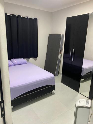 una camera con due letti in una stanza con di Morada do lago a Boa Esperança