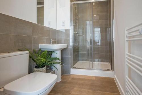 Koupelna v ubytování 2-Bedroom Luxury apt with Gym, roof terrace, Free Parking and 3 min walk to train st