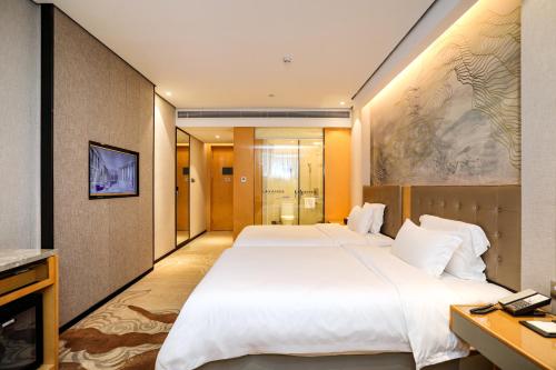 Ένα ή περισσότερα κρεβάτια σε δωμάτιο στο Lavande Hotel Shenzhen North Railway Station Qinghu Subway Station Branch