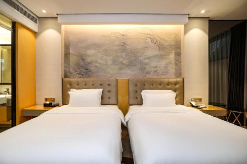 Ένα ή περισσότερα κρεβάτια σε δωμάτιο στο Lavande Hotel Shenzhen North Railway Station Qinghu Subway Station Branch