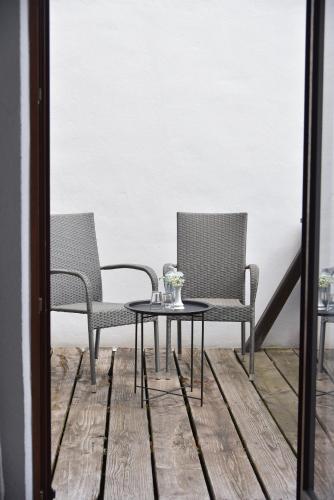 two chairs and a table in a room at Pension Haus Bambi in Mölln