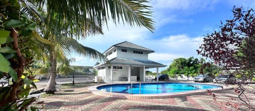 een villa met zwembad voor een huis bij Casuarina Lot-1103 Malacca in Melaka