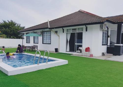 - une piscine dans la cour dans l'établissement Caza Cottage Terengganu, à Kampong Gong Badak