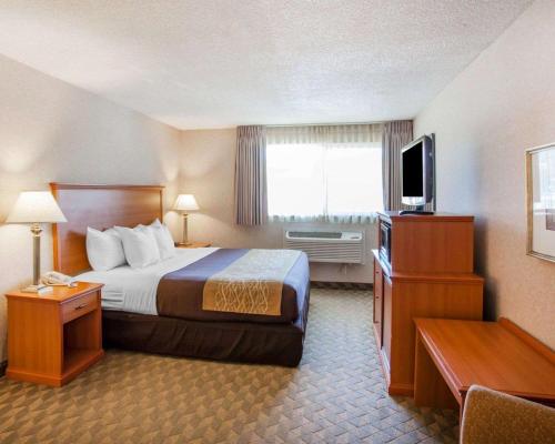 Giường trong phòng chung tại Quality Inn Kirkland