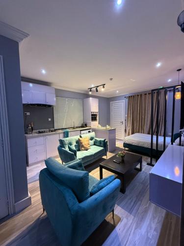 Balcony Teal Snug Open-Plan Studio Unit in Lekki Phase 1-Netflix, Wi-Fi, 24-7 Light, Washer, Kitchen