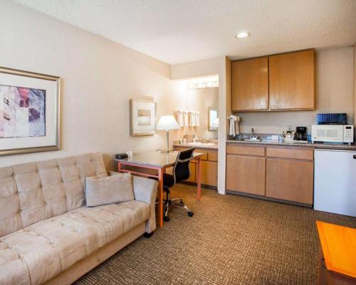 a living room with a couch and a kitchen at Quality Inn Kirkland in Kirkland