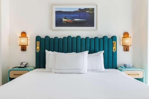 Postel nebo postele na pokoji v ubytování Condado Palm Inn San Juan, Tapestry Collection by Hilton