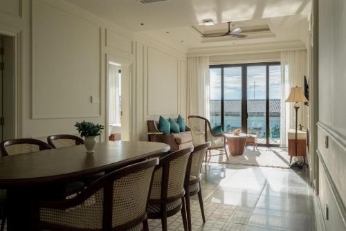 a dining room with a table and chairs at Edensee Kega Beach Resort in Ke Ga