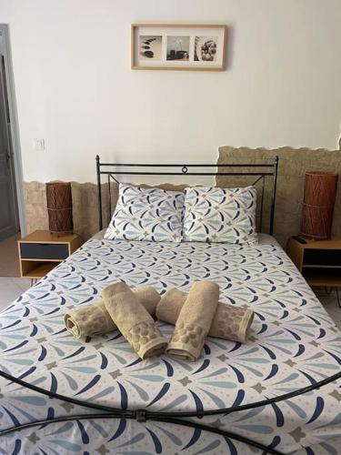 a bed with three pillows on it in a bedroom at Appartement 2 pièces avec terrasse et parking, WIFI, climatisation in Nice
