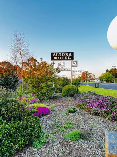 Taman di luar Altona Motel