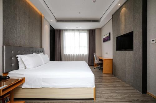Ένα ή περισσότερα κρεβάτια σε δωμάτιο στο Lavande Hotel Shenzhen North Railway Station Qinghu Subway Station Branch
