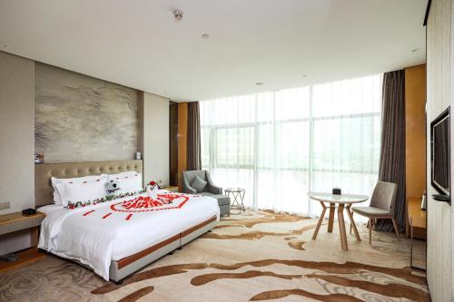 Ένα ή περισσότερα κρεβάτια σε δωμάτιο στο Lavande Hotel Shenzhen North Railway Station Qinghu Subway Station Branch