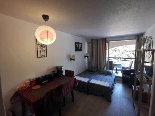 un salon avec un lit, une table et un canapé dans l'établissement A&H Homes - Cannes Beach - Near Train Station, à Cannes