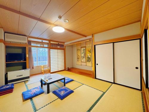 関市にあるSnowHouse Memorie Hotel-汤泽石打丸山-Ski in Ski Outのリビングルーム(テーブル、ドア付)
