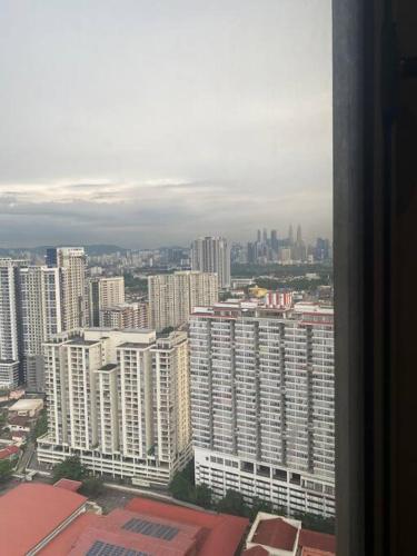a view of a large city from a building at Cozy kenwingston platz kl 2-5pax 2BR&2BR Klcc view pakin netflx 3705A in Kuala Lumpur