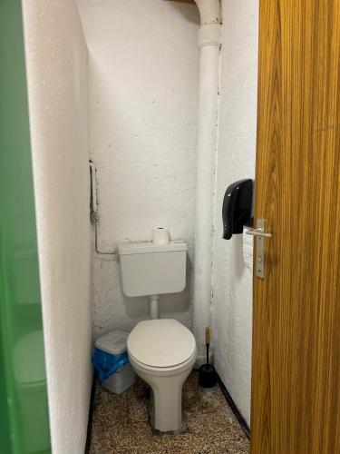 a bathroom with a toilet in a small room at SKILL Mountain Lodge - Ski und Bike Hostel im Sommer mit JOKER CARD in Saalbach Hinterglemm