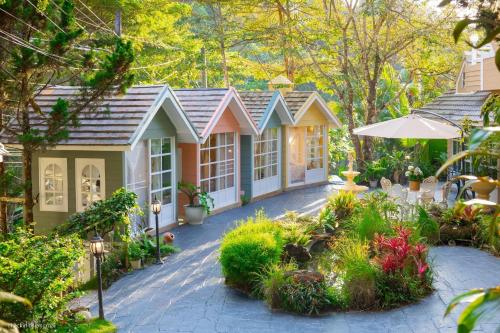 a house with a garden in front of it at ปางสูงเฮาส์ pangsung house บ้านมินิ เหลือง in Ban Pang Bo Hu Bon