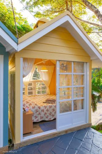 a bedroom in a shed with a bed inside at ปางสูงเฮาส์ pangsung house บ้านมินิ เหลือง in Ban Pang Bo Hu Bon
