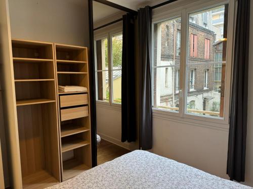 une chambre avec un lit et une fenêtre dans l'établissement Paris-18, à Paris