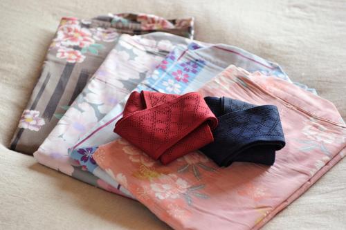 a pile of cloths on top of a blanket at 伊豆高原 記念日を祝う宿 自然家 Haco しぜんや ハコ in Ito