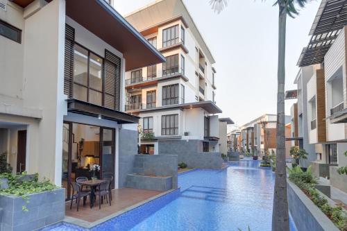 a swimming pool in the middle of a building at Cozy 3BR Asatti Apartment near ICE BSD By Travelio in Tangerang