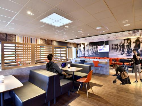 - un fast-food avec des tables dans l'établissement ibis Les Herbiers, aux Herbiers