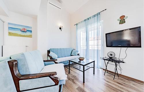 Μια τηλεόραση ή/και κέντρο ψυχαγωγίας στο Stunning Apartment In Broce With Wifi