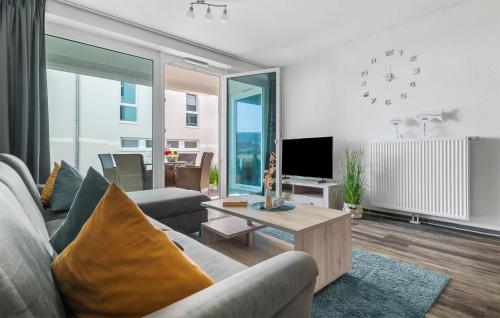 un soggiorno con un divano e una TV di Ostseetraum 307 a Olpenitz