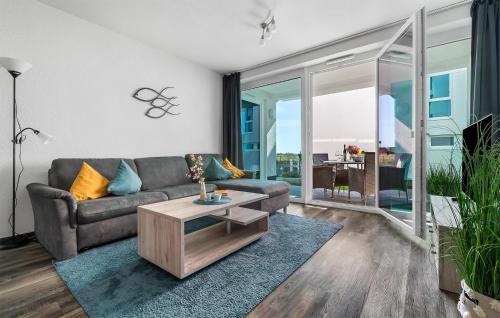 un soggiorno con un divano e un tavolino da caffè di Ostseetraum 307 a Olpenitz