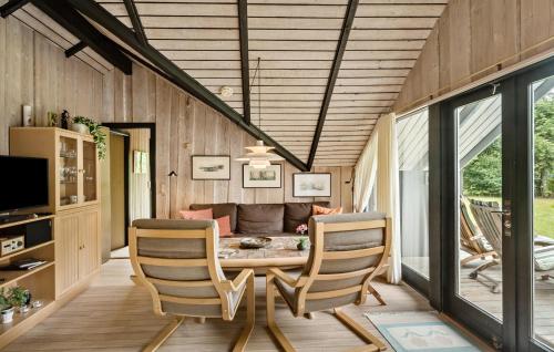 Μια τηλεόραση ή/και κέντρο ψυχαγωγίας στο Lovely Home In Rødby With Wifi