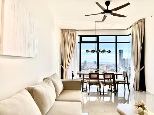 Posezení v ubytování Beacon Executive Suites #Modern Chic #SkyPool #Georgetown #5pax #2BR 2bath #2Queen 1Single #Quality well maintained #Private host