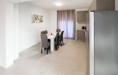 Η κουζίνα ή μικρή κουζίνα στο Stunning Apartment In Jelsa With Wifi