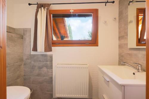Kúpeľňa v ubytovaní Le Chalet Cosy piscine et spa