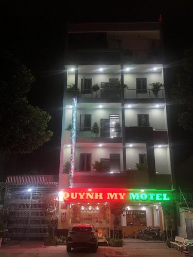 ein Gebäude mit einem Schild davor in der Nacht in der Unterkunft Quynh My Motel in Cần Thơ
