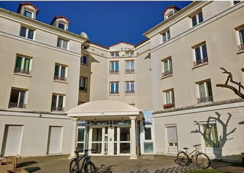 a building with bikes parked in front of it at Charmant appartement Disneyland Paris 2 pers in Bussy-Saint-Georges