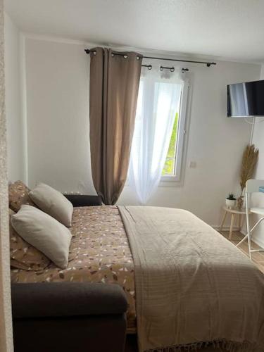 une chambre avec un lit et une fenêtre dans l'établissement Charmant appartement Disneyland Paris 2 pers, à Bussy-Saint-Georges