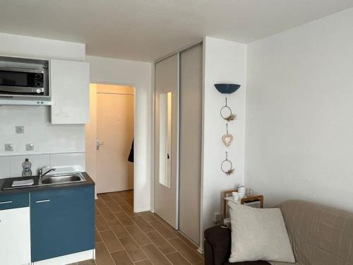 une cuisine avec un évier et un plan de travail dans l'établissement Charmant appartement Disneyland Paris 2 pers, à Bussy-Saint-Georges