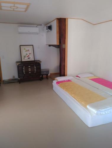 Postel nebo postele na pokoji v ubytování Healing hanok in Otgol village