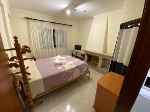Un dormitorio con una cama y una silla dentro. en Studio Leiria City - NSA-T0, en Arrabalde da Ponte