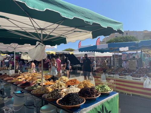 Un mercado con muchos tipos diferentes de comida en una mesa. en LE GRAND BLEU-Fouc, en Le Barcarès