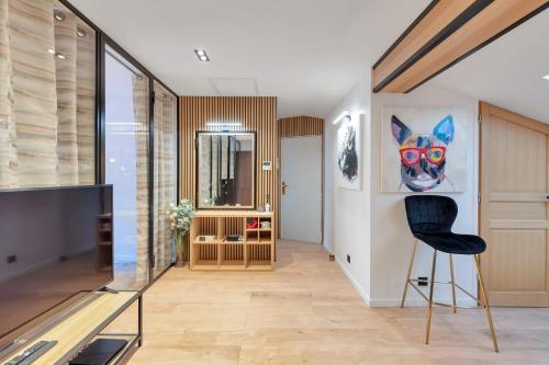 un salon orné d'une peinture d'un chien avec des verres rouges dans l'établissement LE NAPOLEON chic et moderne, l'endroit parfait au cœur de la Banane, à Cannes