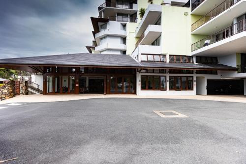 an empty parking lot in front of a building at Aqua on the Edge in Airlie Beach
