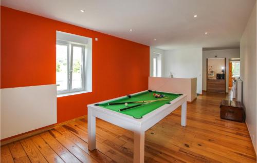 - un billard dans une pièce dotée d'un mur orange dans l'établissement Beautiful Home In Sauzet, à Sauzet