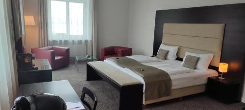 a hotel room with a bed and a desk at Hotel Kieler Yacht-Club in Kiel